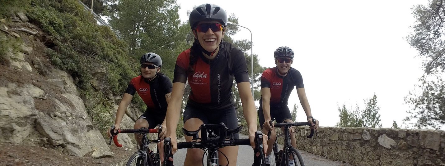 12e etappe van Giro d'Italia 2026 van Imperia naar Novi Ligure © Villa Giada spEace & Bike Resort Drie wielrenners in sportkleding op een bergweg