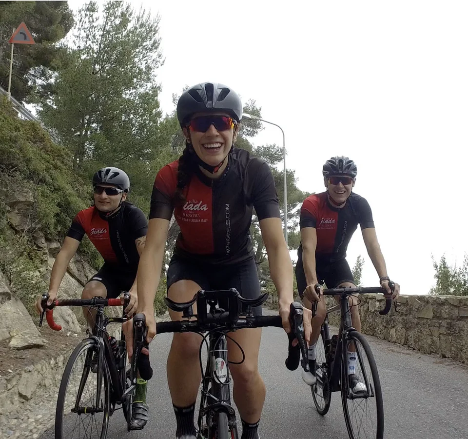 Villa Giada SpEace Resort: Mit deinem Rennrad aufs Zimmer © Villa Giada spEace & Bike Resort Drei Radfahrer in Sportkleidung fahren auf einer Bergstraße