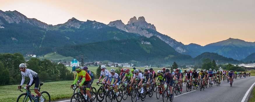 3 Highlights für deinen Rennradurlaub im Tannheimer Tal © Achim Meurer Viele Radfahrer fahren auf einer Landstraße mit Bergen im Hintergrund