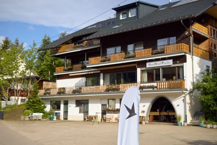 Außenansicht Landhotel Fuchs mit Balkonen und Fahne im Vordergrund
