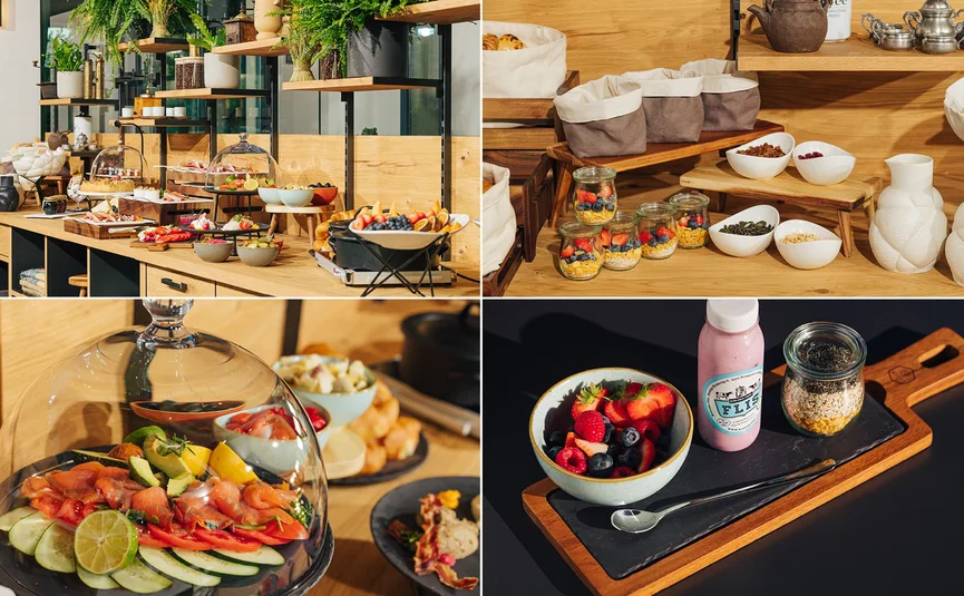 Verschiedene Frühstücksoptionen auf einem Buffet mit frischem Obst, Joghurts und Aufschnitt