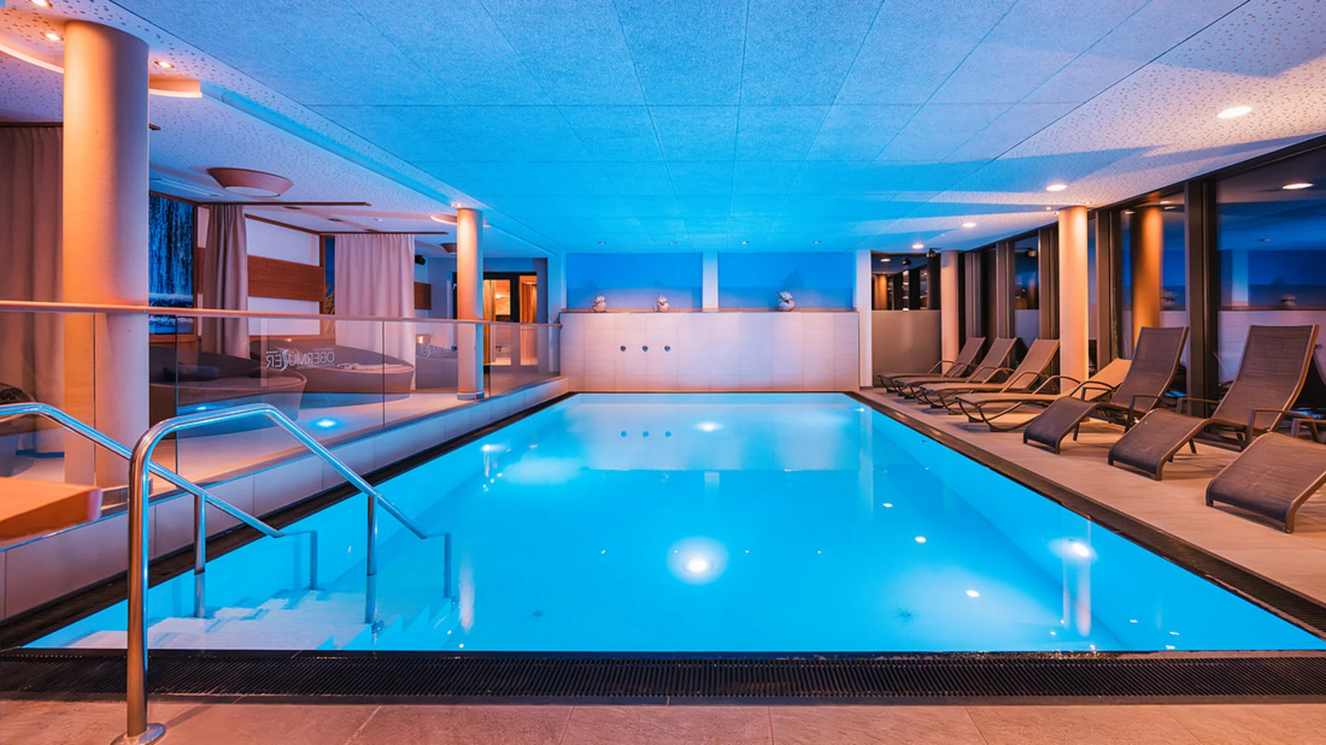 Innenpool in einem modernen Wellnessbereich mit Liegestühlen