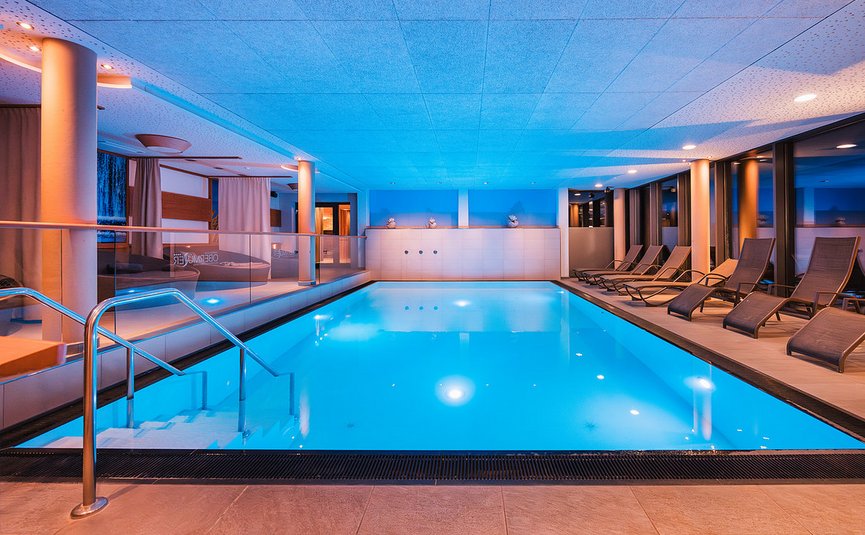 Landrefugium Obermüller ****S © Stefan J. Wolf Photography Innenpool in einem modernen Wellnessbereich mit Liegestühlen