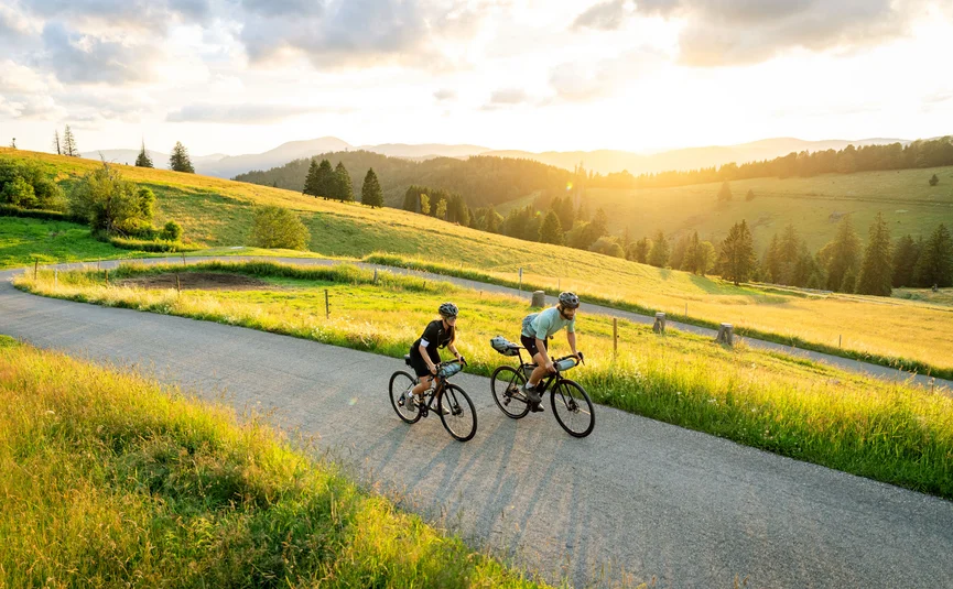Posthorn Hotel-Ristorante Due ciclisti percorrono una strada tra colline verdi al tramonto