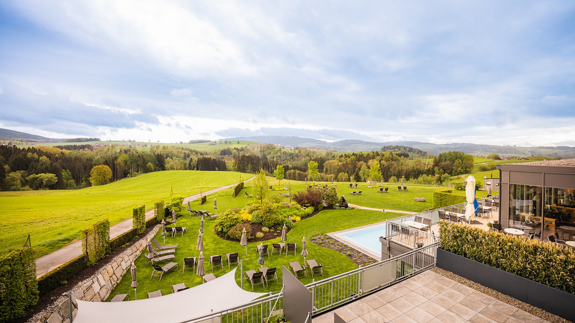 Landrefugium Obermüller – aktiver Rückzug im Rennradrefugium
© Stefan J. Wolf Photography Panorama eines Gartens mit Liegestühlen und Pool auf dem Land