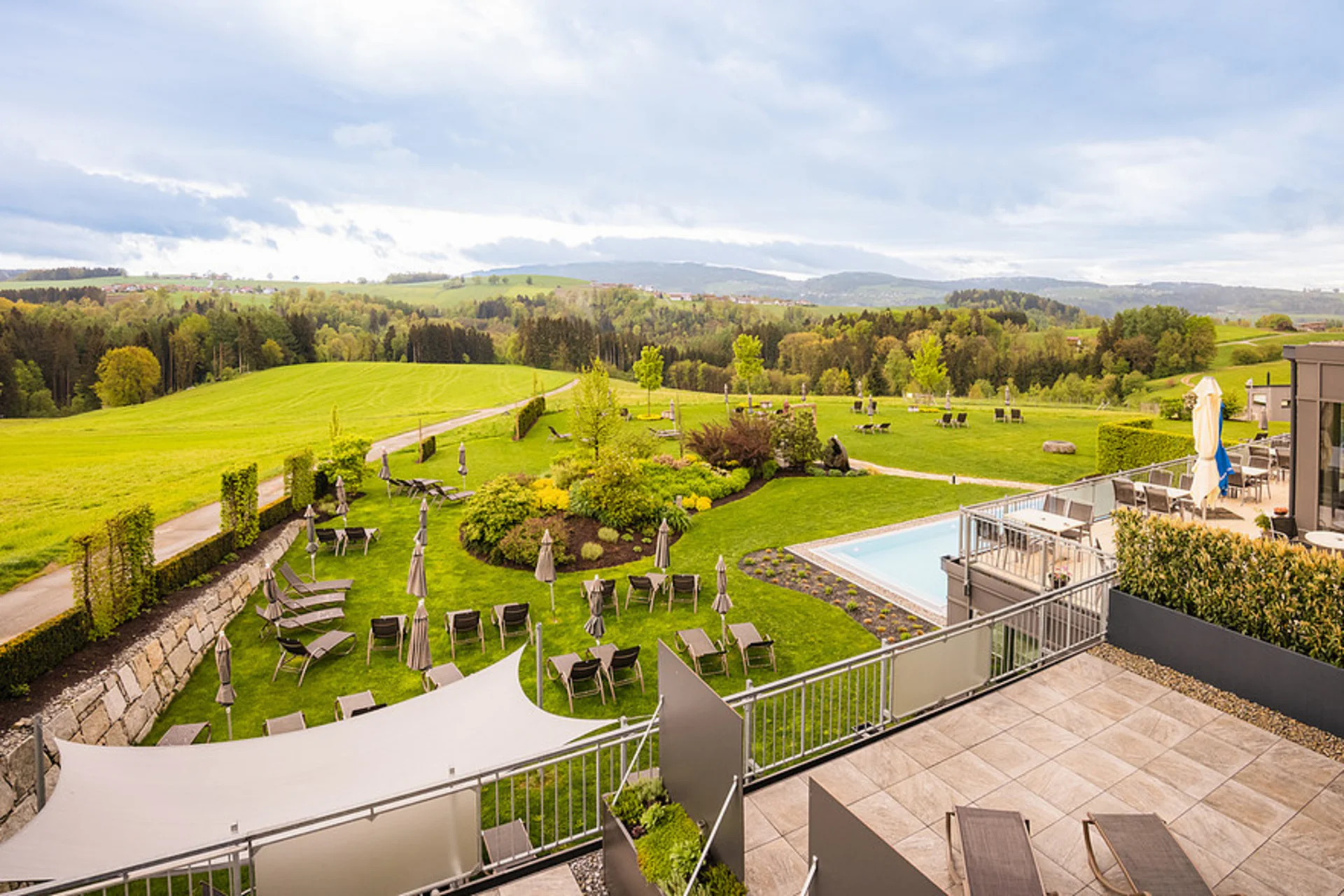 Roadbike Holidays © Stefan J. Wolf Photography Panorama eines Gartens mit Liegestühlen und Pool auf dem Land