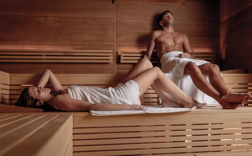 Mann und Frau entspannen in einem Holzsauna