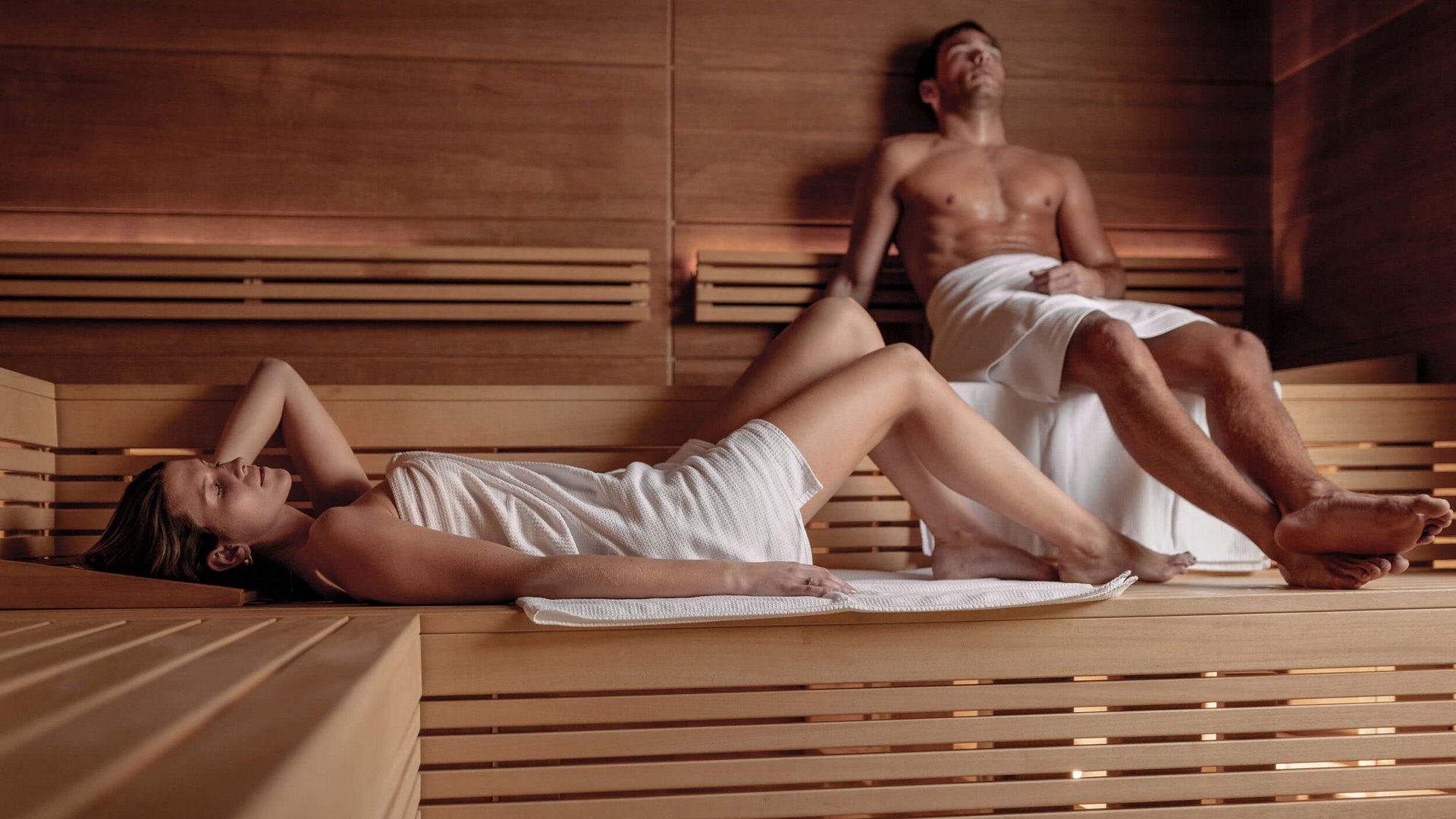 Mann und Frau entspannen in einem Holzsauna