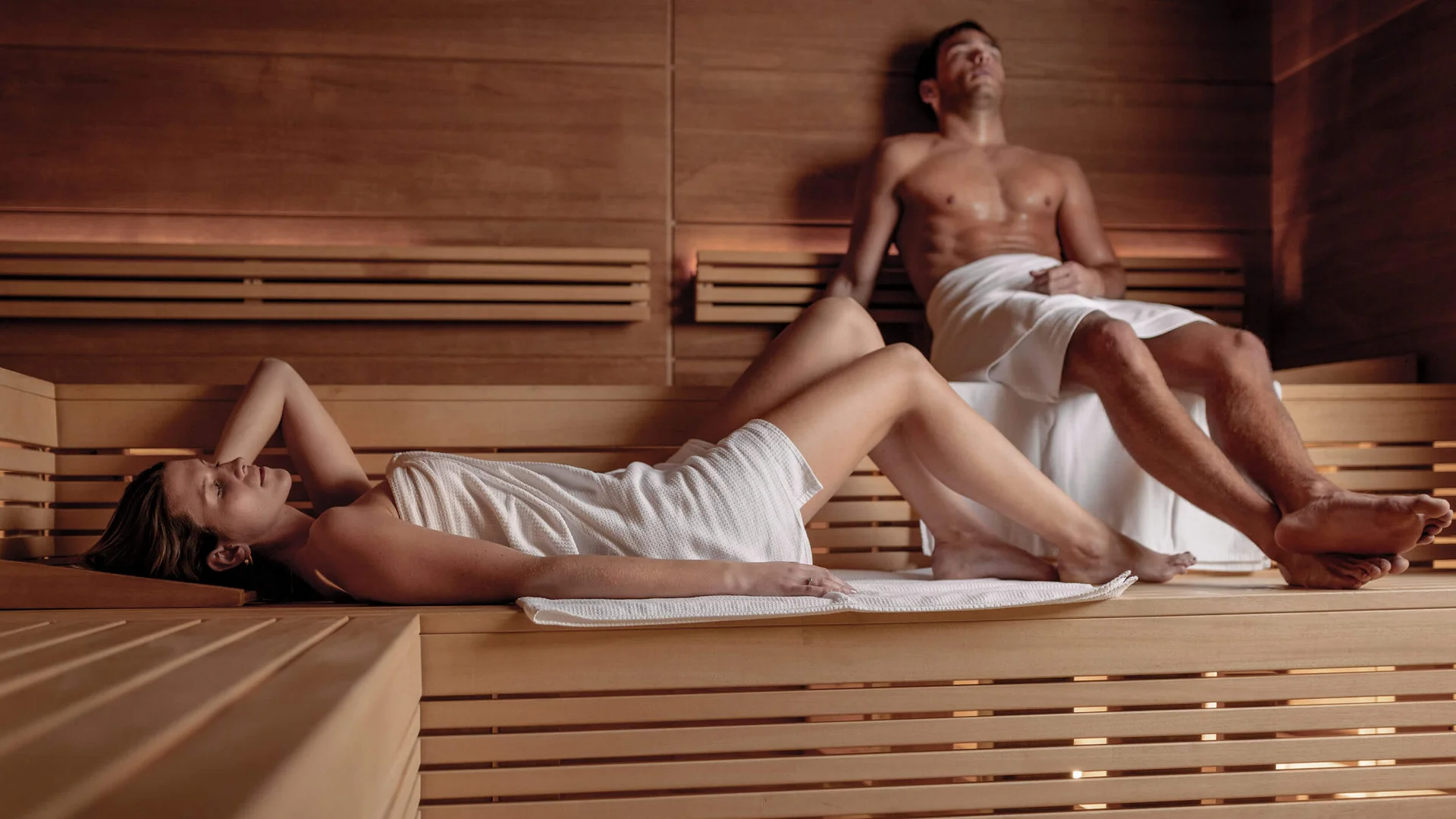 Mann und Frau entspannen in einem Holzsauna