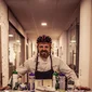 Uomo con casco da bici dietro stand informativo Buckl Biken e Krumbacherhof