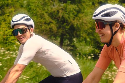 Quereinsteiger aus Leidenschaft
© David Lemanski Zwei Radfahrer fahren auf einer Straße mit grüner Landschaft im Hintergrund