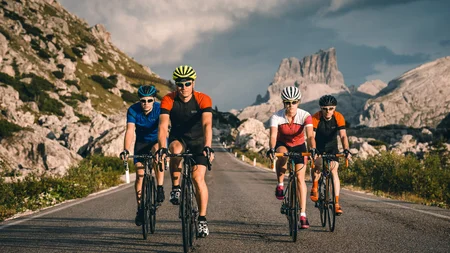 Warum Alta Badia auf jede Roadbike-Bucket-List gehört © Molography Vier Radfahrer fahren auf einer Bergstraße in den Dolomiten