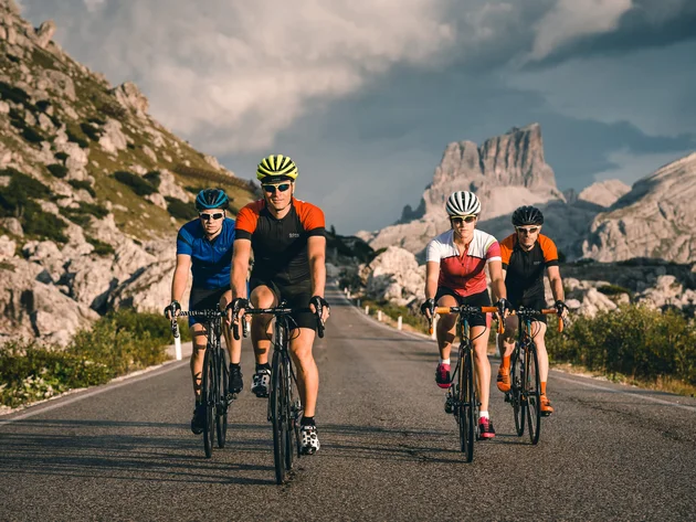 Warum Alta Badia auf jede Roadbike-Bucket-List gehört © Molography Vier Radfahrer fahren auf einer Bergstraße in den Dolomiten