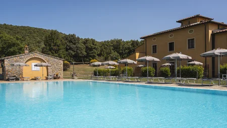 Rennradfahren in der Toskana © Hotel Casolare Le Terre Rosse Pool mit Sonnenschirmen und Liegestühlen vor einem Haus in ländlicher Umgebung