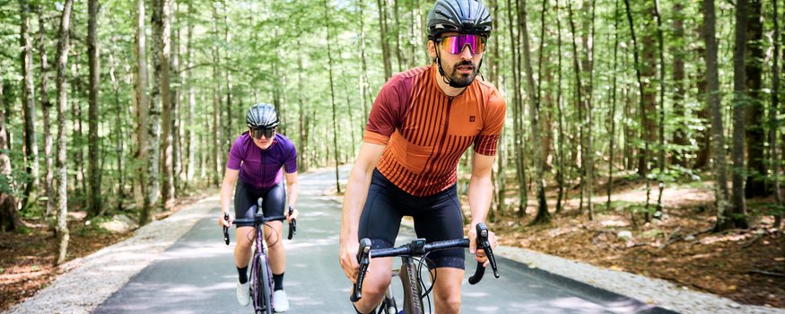 Rennradfahren im Land der Champions: Slowenien © Tobias Köhler Zwei Radfahrer in Schutzhelmen fahren auf einem Waldweg