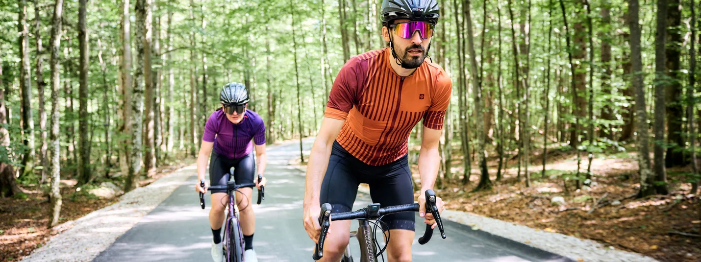 Schauinsland e Feldberg © Tobias Köhler Due ciclisti con casco che pedalano su una strada nella foresta