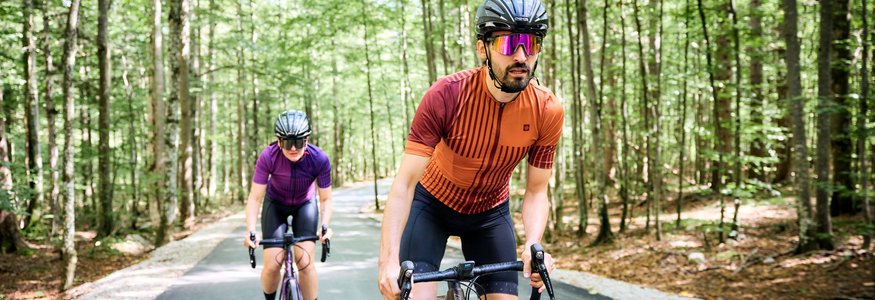Rennrad Urlaub in Bayern © Tobias Köhler Zwei Radfahrer in Schutzhelmen fahren auf einem Waldweg