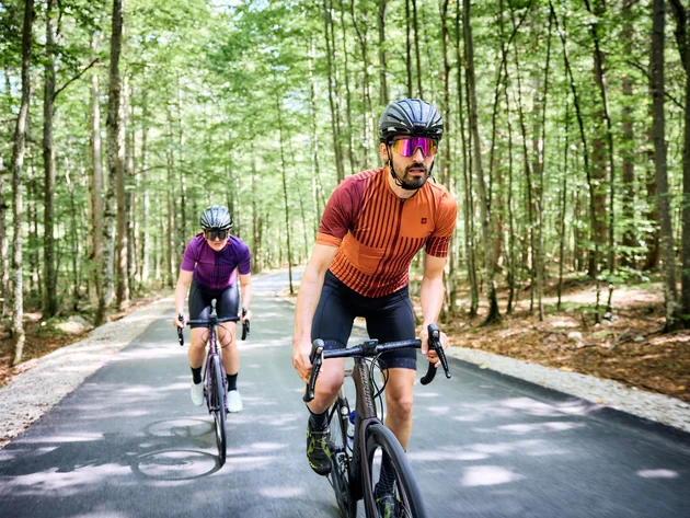 Die schönsten Rennrad-Regionen und Tipps für den Herbst © Tobias Köhler Zwei Radfahrer in Schutzhelmen fahren auf einem Waldweg