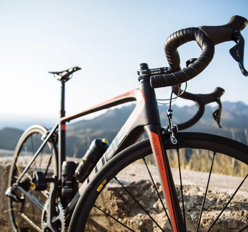 Sportliches Rennrad vor Berglandschaft auf sonnigem Tag