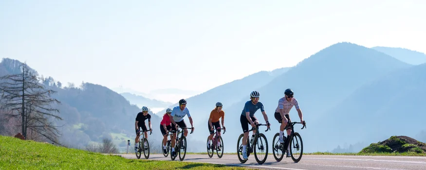 St. Pölten: Rennradfahren vor den Toren Wiens © Flashface - Josef Bollwein Sechs Radfahrer fahren auf Landstraße mit Bergen im Hintergrund