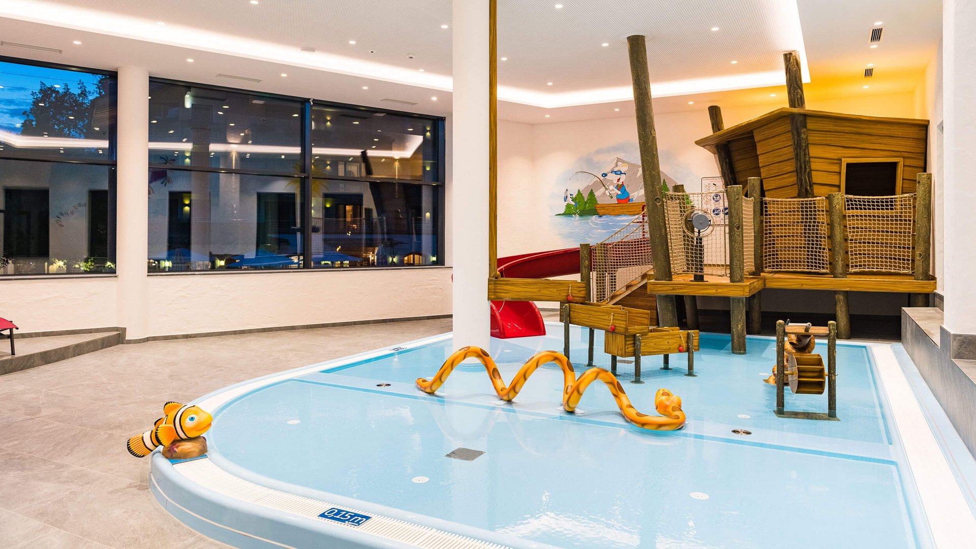 Area giochi per bambini con piscina bassa e struttura di scivolo in legno