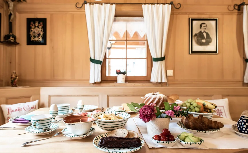 Gämsle Hotel, Wirtshaus & mehr .. © Raffael F. Lehner Cozy breakfast table with bread, fruit, and butter in a traditional wooden room