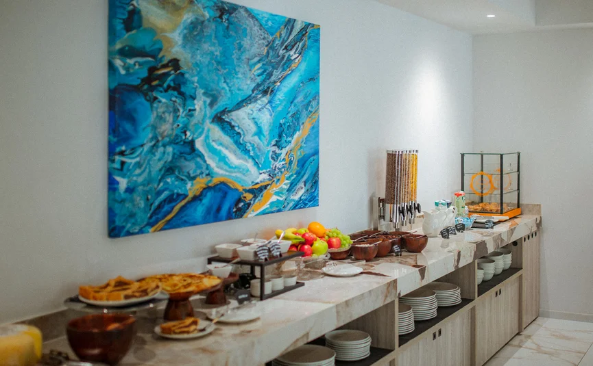 Hotel Capris **** © Hotel Capris Capodistria Boutique Buffet met fruit, gebak en granen in een moderne kamer