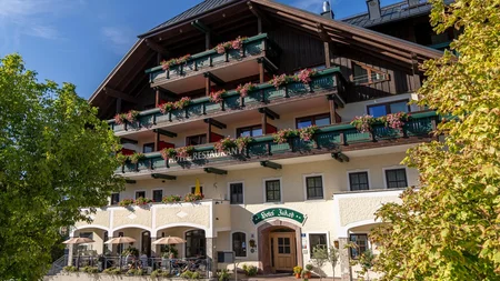 Ein Rennrad-Wochenende im SalzburgerLand – Salzkammergut © Zooom Christian Lorenz Traditionelles Hotel mit Restaurant und Blumen auf Balkonen