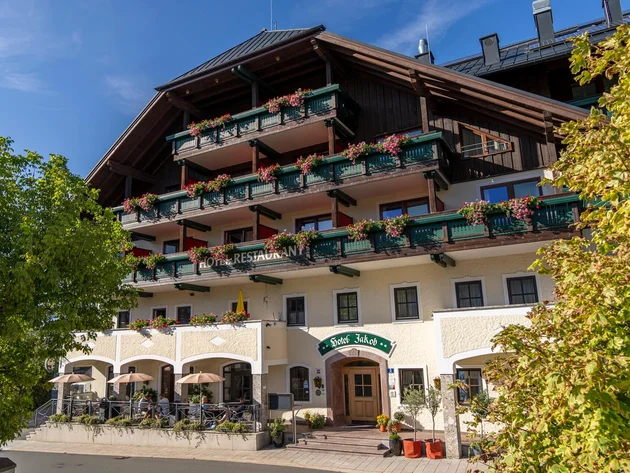 Ein Rennrad-Wochenende im SalzburgerLand – Salzkammergut © Zooom Christian Lorenz Traditionelles Hotel mit Restaurant und Blumen auf Balkonen