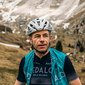 Ciclista con casco tra le montagne