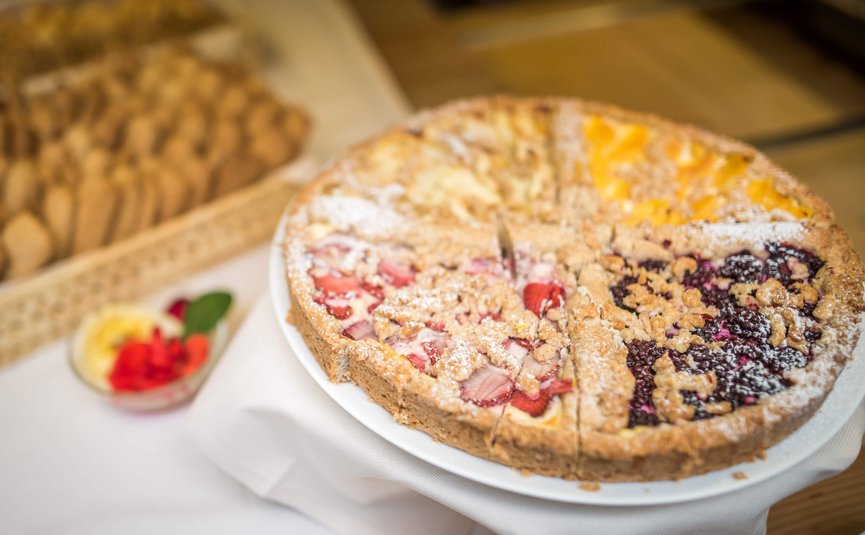 Fette di torta di frutta assortite su un piatto bianco