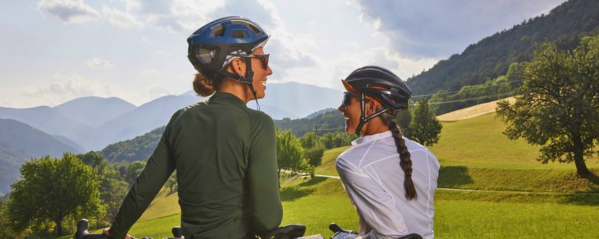 Bucklige Welt © NOEW Mayerhofer Due donne con bici in paesaggio rurale e montano