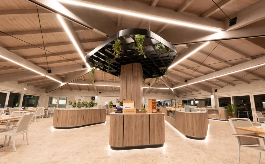 Modernes Restaurant mit Holztheken und Beleuchtung an der Decke