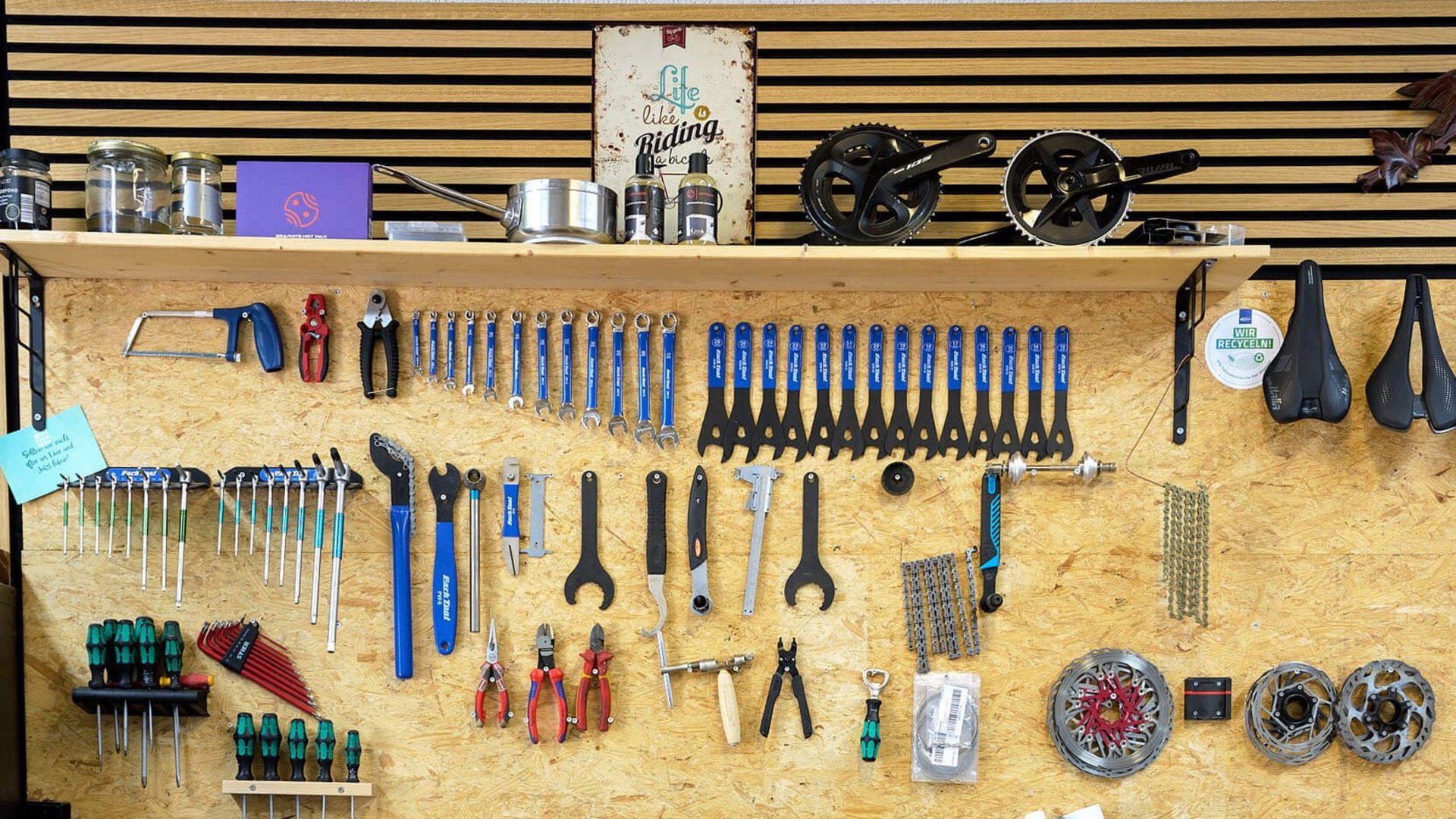 Fahrradwerkzeug und Ersatzteile an einer Werkbank in einer Werkstatt