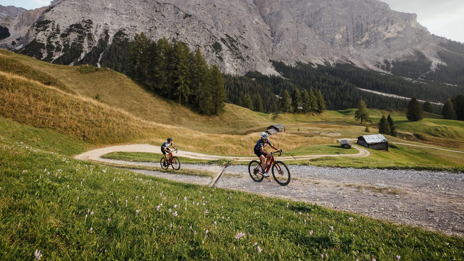 Gravelbiken © Alex Moling Zwei Radfahrer auf einem Bergweg mit Alpen im Hintergrund