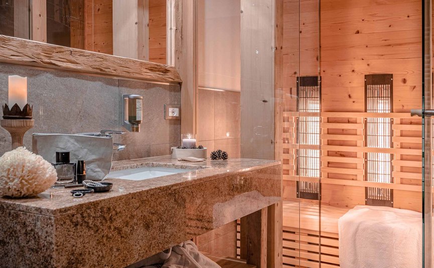 Specchio bagno moderno e interno sauna in legno
