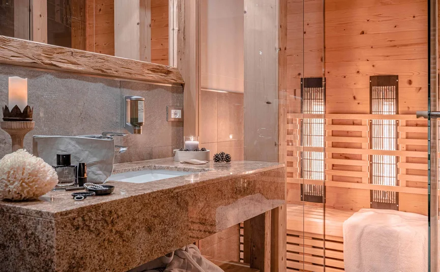 Cristallo Sport & Wellness Hotel **** © Andrea Acler Moderner Badezimmerspiegel und Sauna mit Holzverkleidung