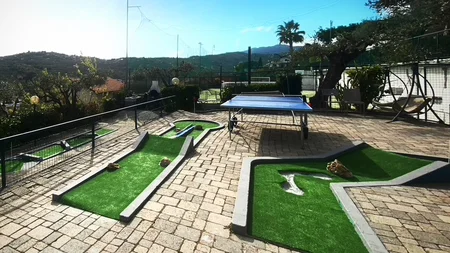 Villa Giada SpEace Resort: Mit deinem Rennrad aufs Zimmer © Villa Giada spEace & Bike Resort Minigolfanlage mit zwei Bahnen und einem Tischtennistisch im Freien