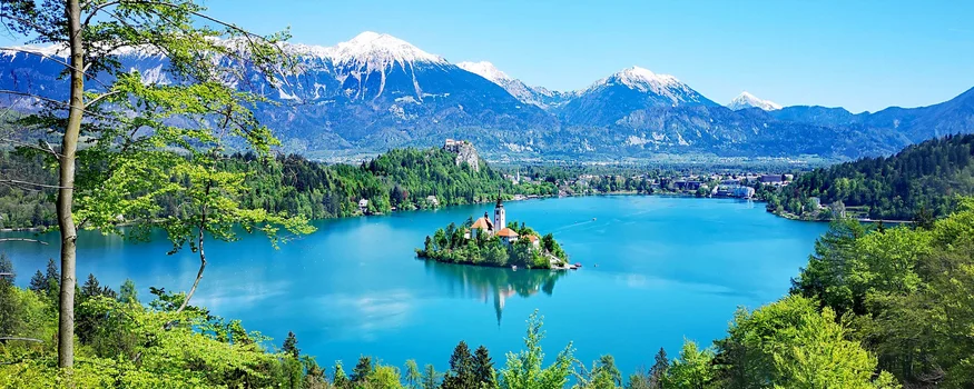 Hotel & Glamping Ribno Alpine Resort **** © Katarina Strgar Blick auf den Bleder See mit Insel und Kirche, umgeben von Bergen und Wäldern