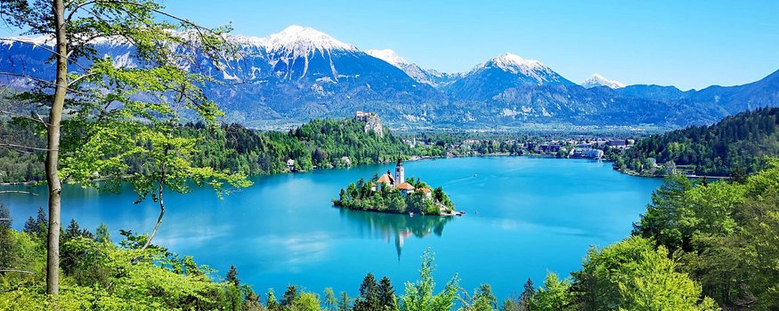 Hotel & Glamping Ribno Alpine Resort **** © Katarina Strgar Uitzicht op Meer van Bled met eiland en kerk, omgeven door bergen en bossen