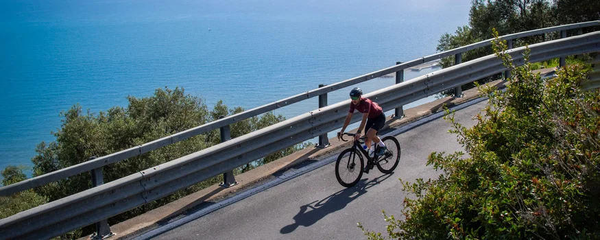 Hotel Raffy *** © Valentina Morri Italy Radfahrer fährt eine Küstenstraße mit Blick auf das Meer entlang