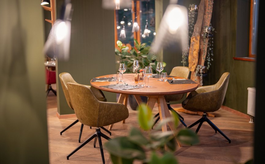 Hotel Boka *** © Ziga Koren Runder Esstisch mit vier Stühlen und gedecktem Geschirr in einem modernen Raum