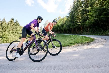 Wutchschlucht © Tobias Köhler Zwei Radfahrer auf der Straße in einer bergigen Waldlandschaft.