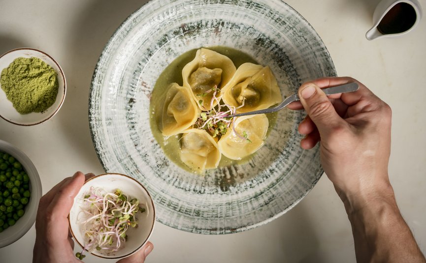 Hotel & Restaurant Casolare Le Terre Rosse ***S © Hotel Casolare Le Terre Rosse Teller mit gefülltem Teigwarengericht und grünen Sprossen, Hände dekorieren