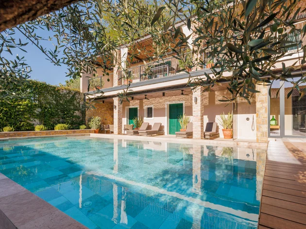 Breeze, Pulse oder Peak? 20 neue Traumrouten im Slowenischen Istrien © Jaka Ivancic Moderner Pool mit Liegestühlen und grünen Türen an Haus