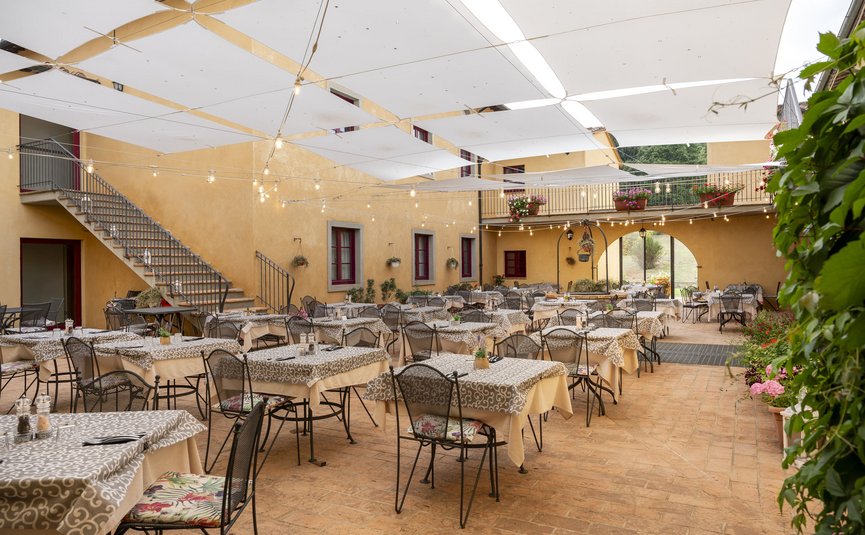 Hotel & Restaurant Casolare Le Terre Rosse ***S © Hotel Casolare Le Terre Rosse Sonnige Terrasse eines Restaurants mit vielen gedeckten Tischen und Stühlen