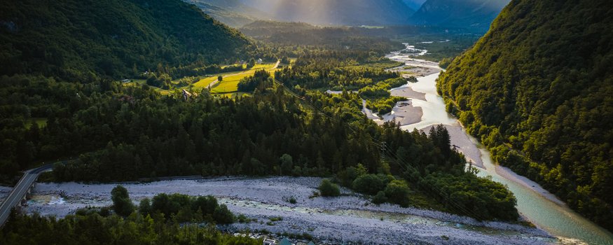 Hotel Boka *** © Hotel Boka Sonnenstrahlen über einem Flusstal und Bergen bei Sonnenuntergang