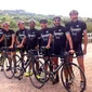 Groep wielrenners in Lungomare-truien met racefietsen buiten