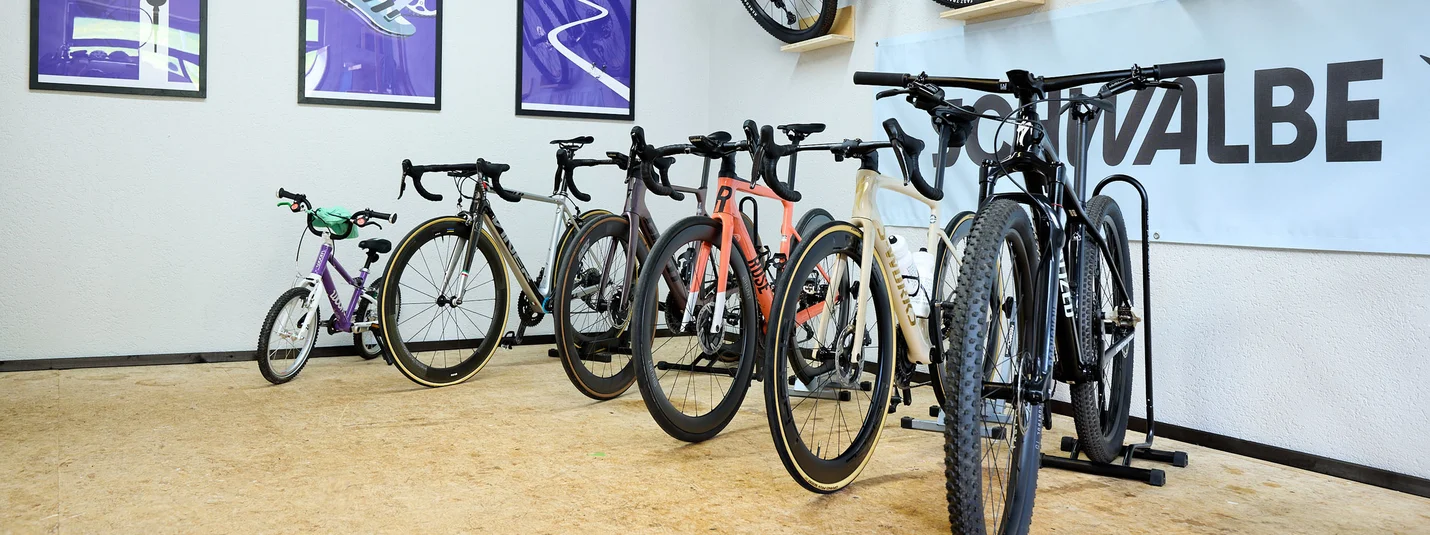Favoriete ronde St. Märgen © Landhotel Fuchs Verschillende fietsen staan en hangen aan de muur in een kamer met houten vloer