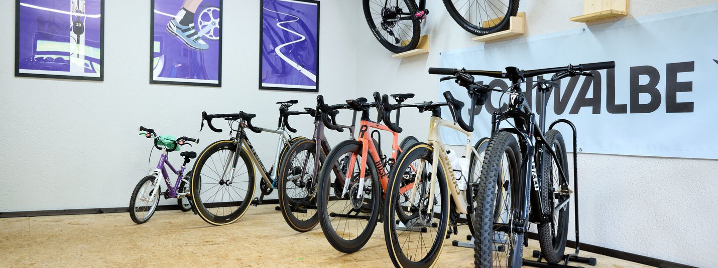 Favoriete ronde St. Märgen © Landhotel Fuchs Verschillende fietsen staan en hangen aan de muur in een kamer met houten vloer